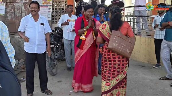 ரயிலில் ஏறி வாக்கு சேகரித்த அமுல் பொன்மலர்.. அனல் பறக்கும் பிரச்சாரம்!