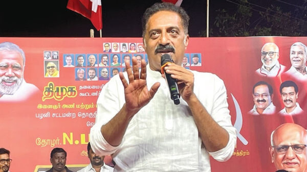 நடிகரிடம் நாட்டை ஒப்படைப்பதா? பிரகாஷ்ராஜ் கேள்வி