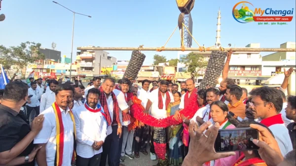 செங்கல்பட்டில் பிரச்சாரம்: வேட்பாளருக்கு கிரேன் மூலம் மாலை அணிவிப்பு