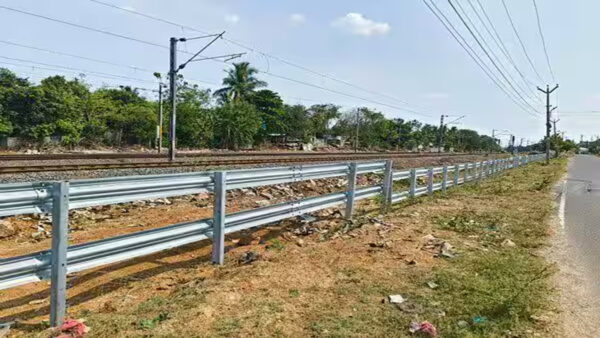 மறைமலை நகரில் ரயில் விபத்துகளை தடுக்க இரும்பு தடுப்புகள் அமைக்கும் பணி தீவிரம்