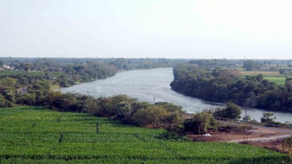 திருப்போரூர்-நெம்மேலி சாலையில் மின் திருட்டு: தொழிலாளர்களுக்கு எச்சரிக்கை