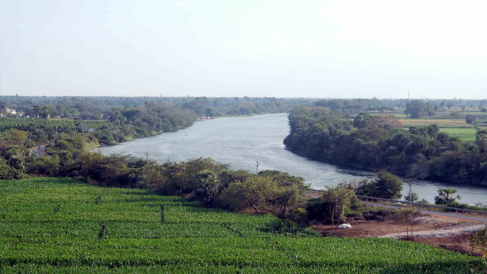 திருப்போரூர்-நெம்மேலி சாலையில் மின் திருட்டு: தொழிலாளர்களுக்கு எச்சரிக்கை