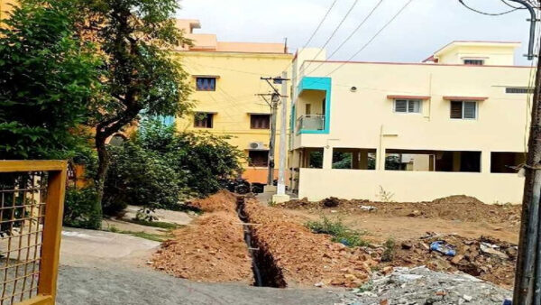 செங்கையில் கழிவுநீர் குழாய் பணி பாதியில் நிறுத்தம்