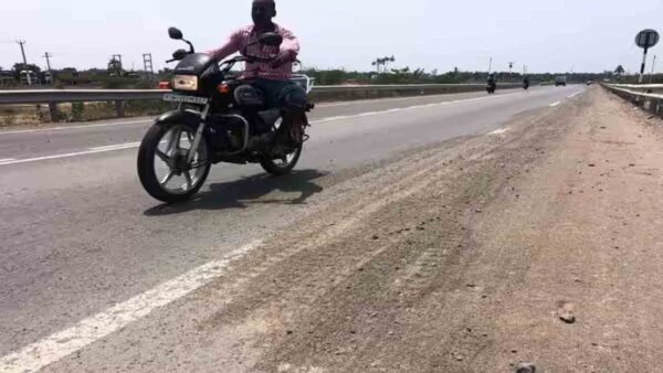 செய்யூர்–மேல்மருவத்தூர் சாலையில் மண் குவியல்: விபத்து அபாயத்தில் வாகன ஓட்டிகள்