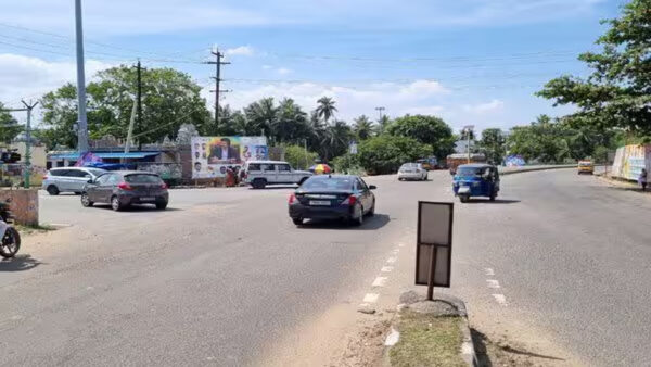 செய்யூர் எல்லையம்மன் கோவில் சந்திப்பில் விபத்து அபாயம்: பேரிகார்டு அமைக்க கோரிக்கை