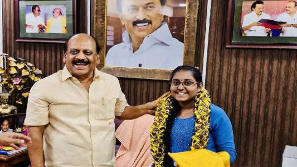 10ம் வகுப்பு தேர்வில் 2ம் இடம்: மாணவியை பாராட்டிய முன்னாள் அமைச்சர்