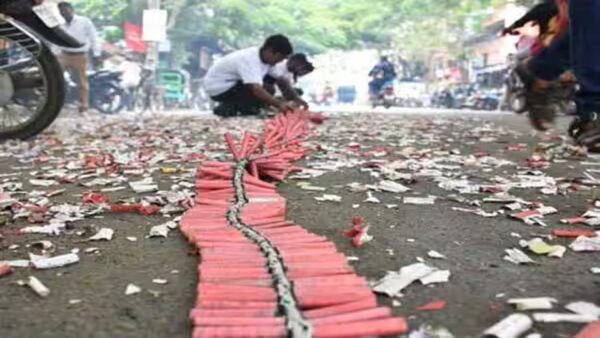 செங்கல்பட்டில் மீனவர்கள் பட்டாசு வெடித்து விஜய்க்கு ஆதரவு