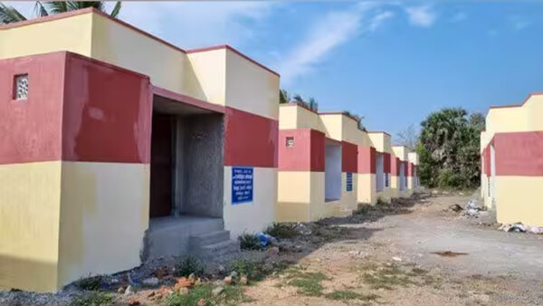 பெரியவெளிக்காட்டில் இருளர் வீடுகள் திறக்க தாமதம்