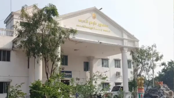 வட்டார வளர்ச்சி அலுவலகப் பொருட்களை ஜப்தி செய்ய நீதிமன்ற ஊழியர்கள் வருகை!