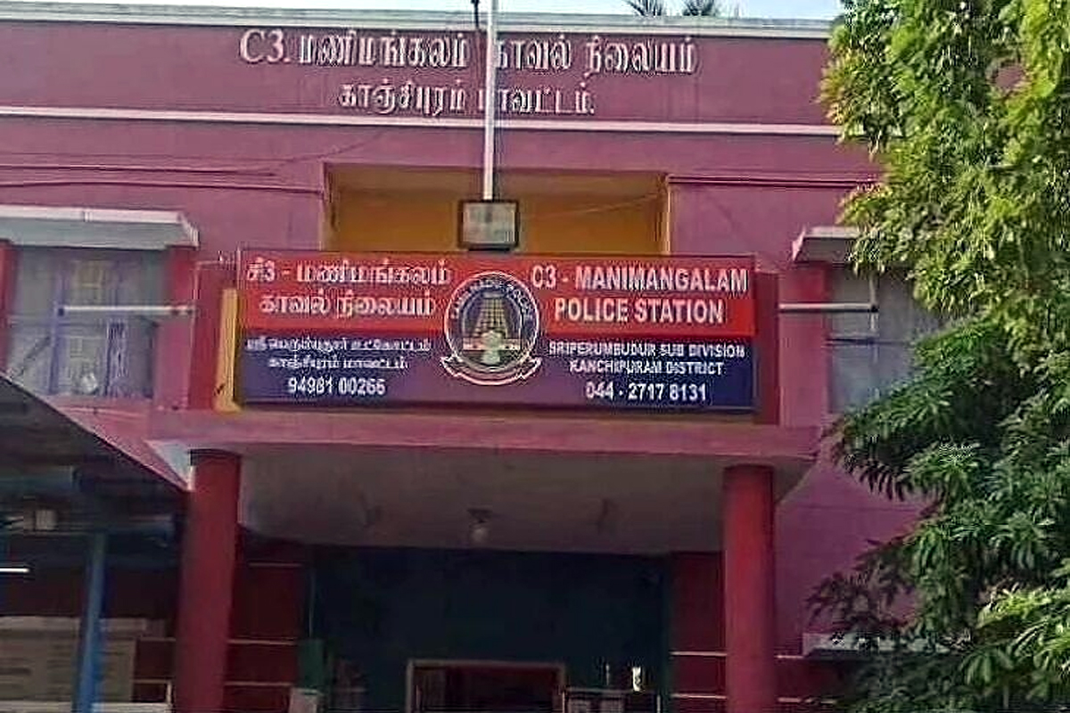 சாவடி அருகே பள்ளத்தில் கவிழ்ந்த அரசு பேருந்து: பயணிகள் உயிர்தப்பினர்