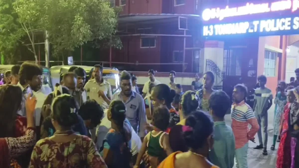 தண்டையார்பேட்டை காவல் நிலையம் முன் நள்ளிரவில் திருநங்கைகள் திடீர் சாலை மறியல்!