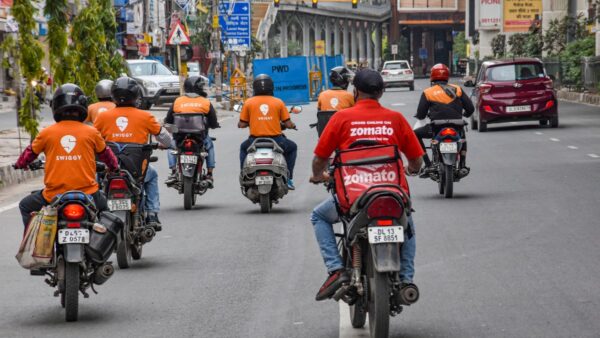 பெட்ரோல் விலை உயர்வு எதிரொலி: ஸ்விக்கி, ஜொமேட்டோ ஊழியர்கள் ஸ்ட்ரைக்!