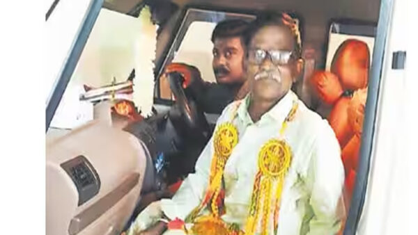 ஓய்வுபெற்ற தூய்மைப் பணியாளரை கவுரவித்த மாமல்லபுரம் நகராட்சி