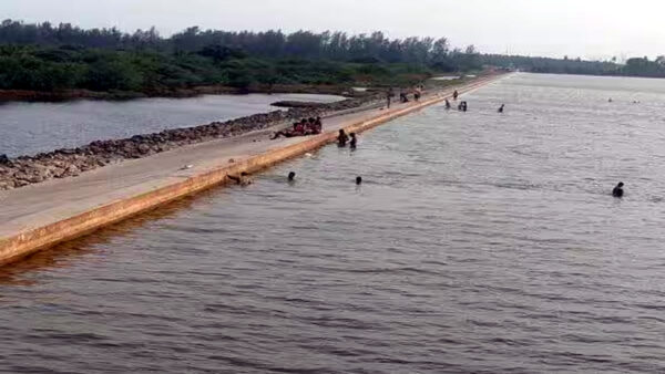 வாயலூர் தடுப்பணையில் ஆபத்தான குளியல்; நடவடிக்கை எடுக்க சமூக ஆர்வலர்கள் கோரிக்கை
