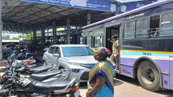 திருப்போரூர் பேருந்து நிலையத்தில் இருசக்கர வாகனங்கள்.. பேருந்துகள் அவதி!