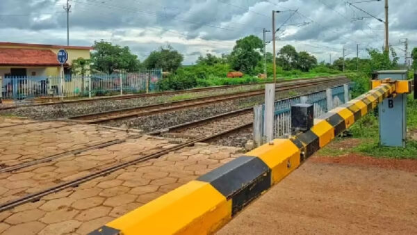 வல்லபாக்கம்: திடீர் பள்ளம் தோண்டியதால் பரபரப்பு.