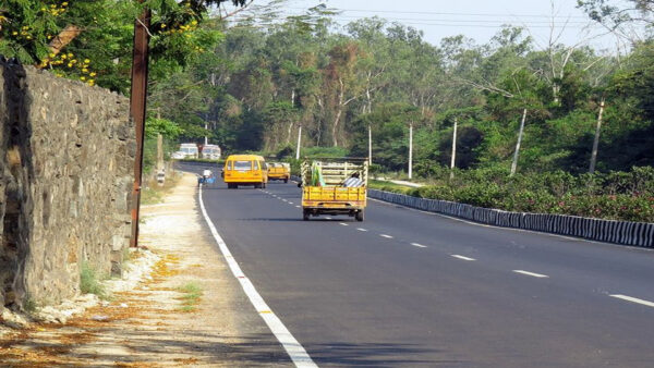 வண்டலூர்-கேளம்பாக்கம் சாலை: வேகத்தடையால் விபத்து அபாயம்