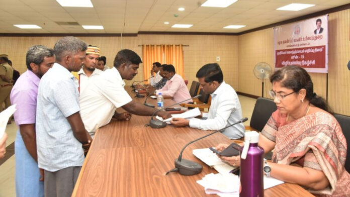 ஆட்சியர் அலுவலகத்தில் மக்கள் குறைதீர்க்கும் நாள்...