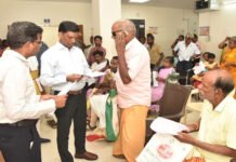 மாற்றுத்திறனாளிகளிடம் இருந்து 30-க்கும் மேற்பட்ட மனுக்கள் பெற்ற செங்கல்பட்டு கலெக்டர்