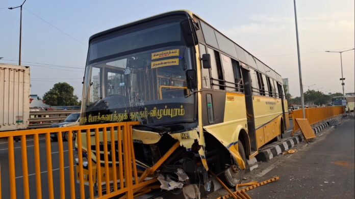கிளாம்பாக்கம் அருகே சாலையோர தடுப்புச் சுவரில் மோதி அரசுப் பேருந்து விபத்து!