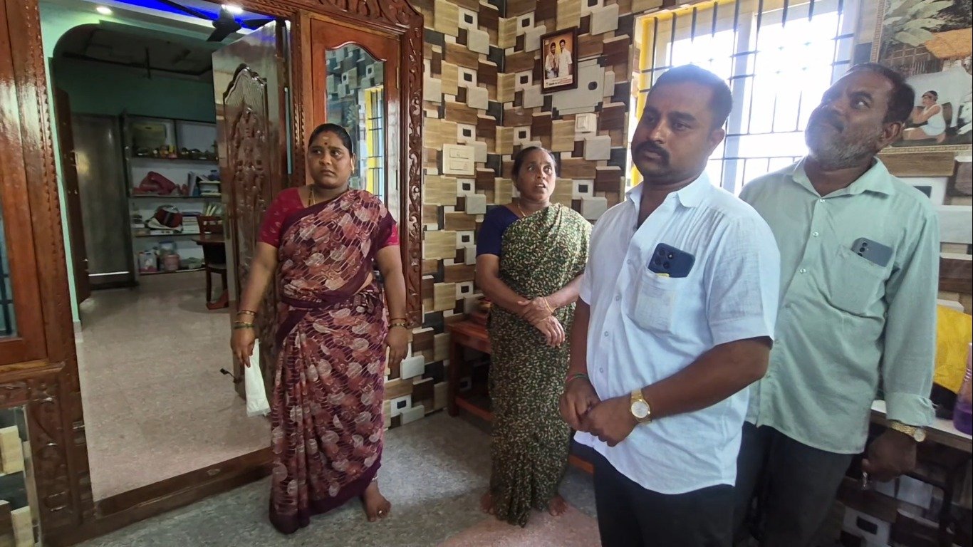 மறைமலைநகரில் பூட்டிய வீட்டில் 10 சவரன் நகைகள், 9.30 லட்சம் பணம் திருட்டு!