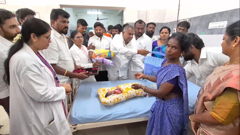 அரசு மருத்துவமனையில் பிறந்த 23 குழந்தைகளுக்குத் தங்க மோதிரம் வழங்கிய அமைச்சர் என்.ஆனந்த்!