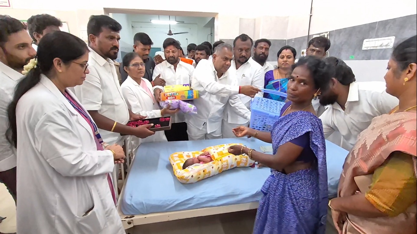 அரசு மருத்துவமனையில் பிறந்த 23 குழந்தைகளுக்குத் தங்க மோதிரம் வழங்கிய அமைச்சர் என்.ஆனந்த்!