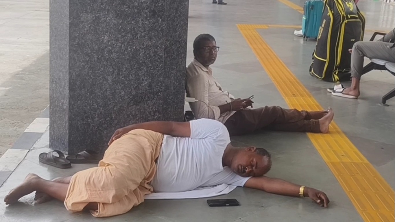 கிளாம்பாக்கத்தில் போக்குவரத்து ஊழியர்கள் தவிப்பு: 300 பேருந்துகளை முடக்கிய அதிகாரிகள் மீது நடவடிக்கை கோரிக்கை!