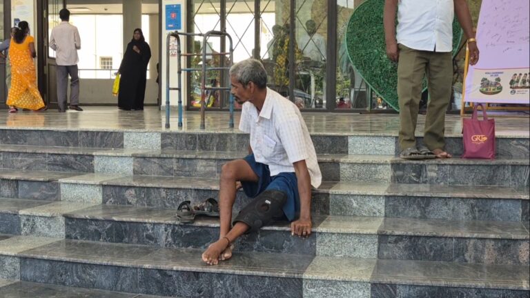 செங்கல்பட்டு குறைதீர்ப்பு முகாமில் அவலம்: வீல் சேர் இல்லாததால் படிக்கட்டுகளில் அமர்ந்தபடி தரையில் நகர்ந்து சென்ற மாற்றுத்திறனாளி!