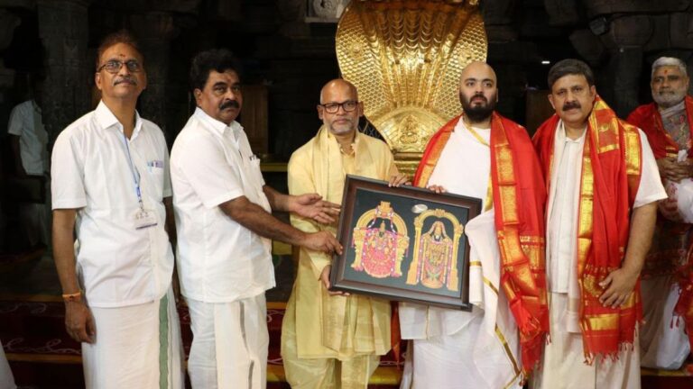 திருப்பதி ஏழுமலையான் கோயிலில் அனந்த் அம்பானி தரிசனம்:  25 மின்சார பேருந்துகள் நன்கொடை!