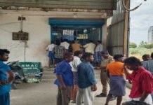 கூடுவாஞ்சேரி : மது கடையில் கூடுதல் வசூல்? மது பிரியர்கள் போராட்டம்