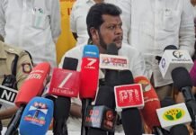 வெளிமாநில கொள்முதலுக்குத் தடை; தமிழக நெசவாளர்களிடமே வேட்டி சேலை வாங்கப்படும் – அமைச்சர் விஜய் பாலாஜி உறுதி!