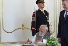 ஸ்லோவாக்கியாவில் பிரதமர் மோடி வரலாற்றுப் பயணம்.. அதிபர் மாளிகை வருகைப் பதிவேட்டில் கையெழுத்து!