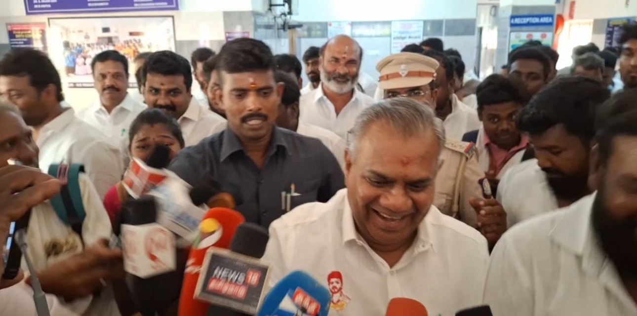 செய்தியாளர்களைப் புறக்கணித்துவிட்டு ஓட்டம் பிடித்த தவெக பொதுச்செயலாளர்: செங்கல்பட்டில் பரபரப்பு!