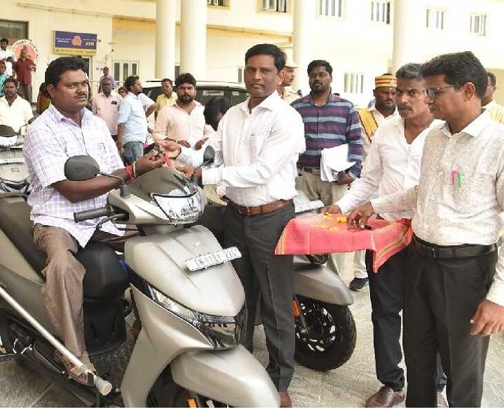 மாற்றுத்திறனாளிகளுக்கு ரூ.18 லட்சம் மதிப்பிலான இருசக்கர வாகனங்கள் வழங்கிய ஆட்சியர் வீரப்பன்