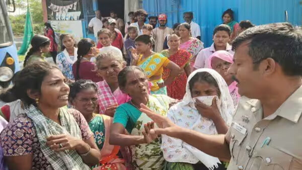 3 மாதங்களாக குடிநீர் விநியோகம் பாதிப்பு: காலி குடங்களுடன் சாலை மறியலில் ஈடுபட்ட கிராம மக்கள்