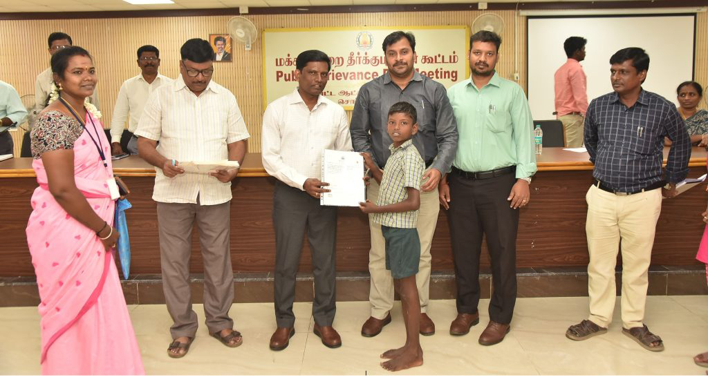 32 இருளர் பழங்குடியினருக்கு சாதி சான்றிதழ் வழங்கிய ஆட்சியர் வீரப்பன்