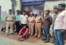 சிக்னலை மறைத்து ரயில் பயணிகளிடம் கொள்ளை!