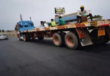 சரக்கு வாகனங்களில் ஆபத்தான பயணம்