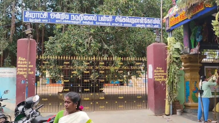 அரசு பள்ளியில் கழிவறை அவலம்: பொதுவெளியில் இயற்கை உபாதை கழிக்கும் மாணவிகள்!