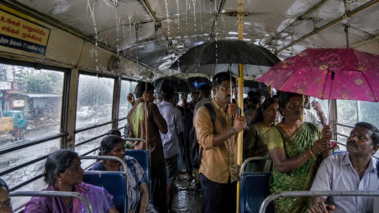 அரசு பேருந்துக்குள் கொட்டிய மழைநீர் - பயணிகள் கடும் அவதி!