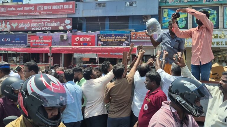 இலவச ஹெல்மெட் வாங்க முண்டியடிப்பு: திக்குமுக்காடிய தேசிய நெடுஞ்சாலை