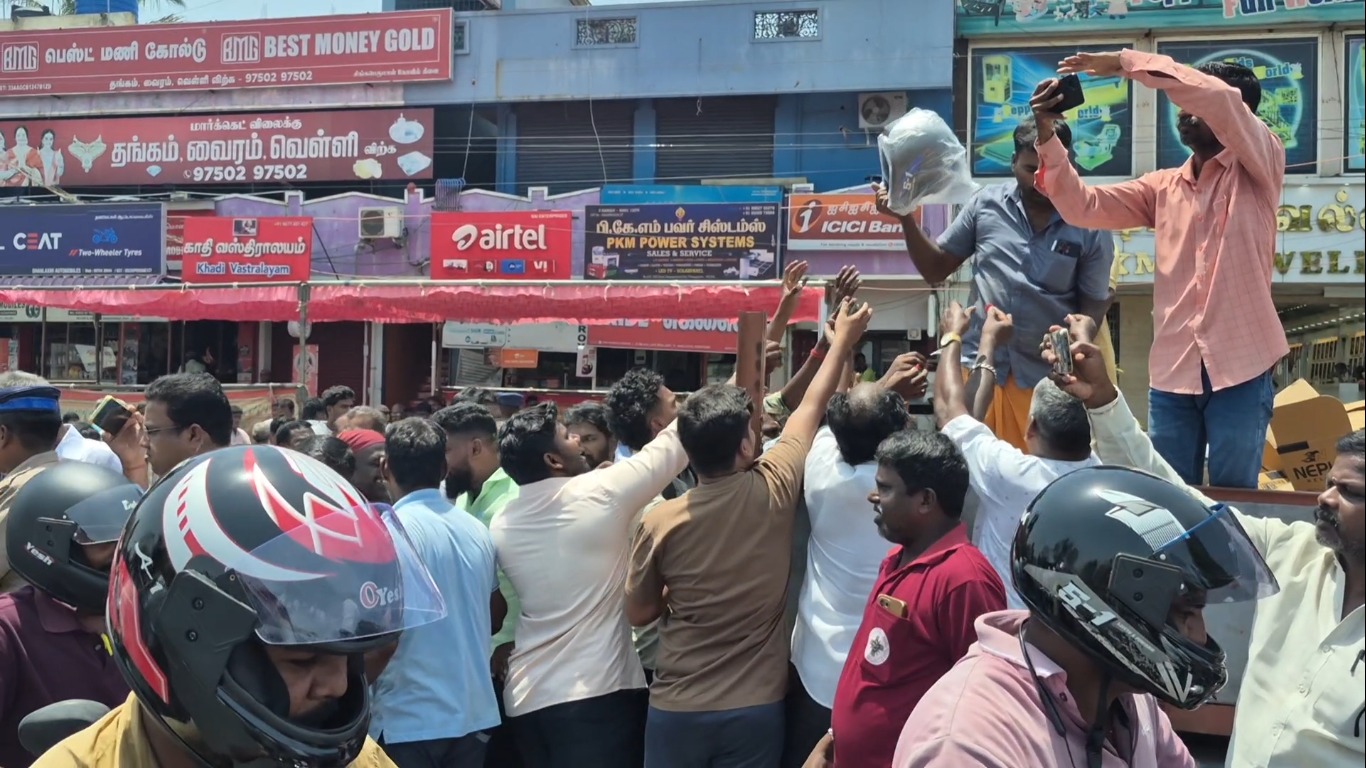 இலவச ஹெல்மெட் வாங்க முண்டியடிப்பு: திக்குமுக்காடிய தேசிய நெடுஞ்சாலை