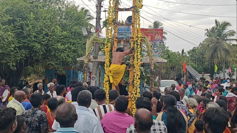 "21 கத்திப் படிகளில் ஏறி நின்று அருள்வாக்கு!" - பரவசமூட்டிய பூசாரி; திரண்ட ஆயிரக்கணக்கான பக்தர்கள்!