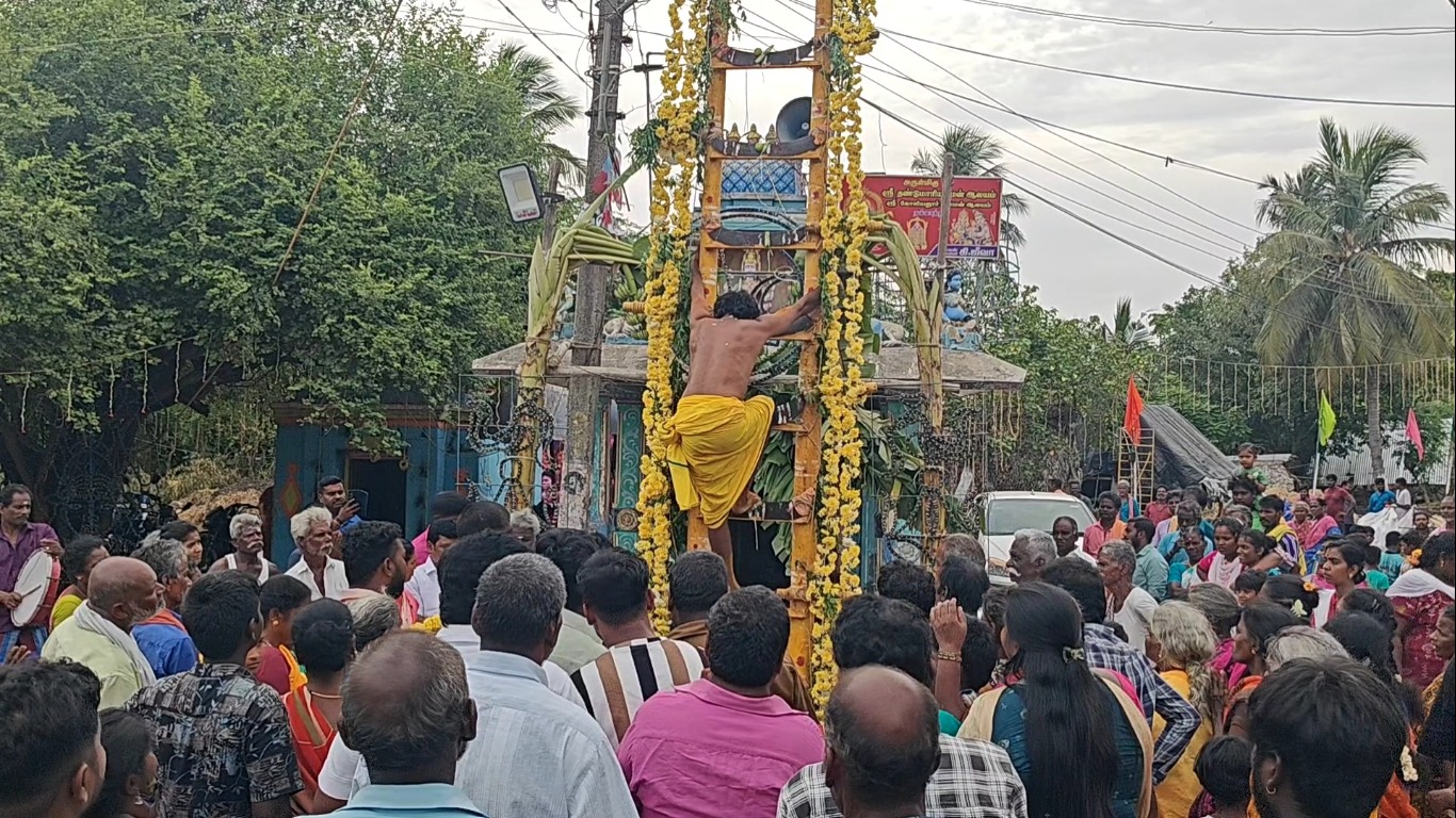 “21 கத்திப் படிகளில் ஏறி நின்று அருள்வாக்கு!” – பரவசமூட்டிய பூசாரி; திரண்ட ஆயிரக்கணக்கான பக்தர்கள்!