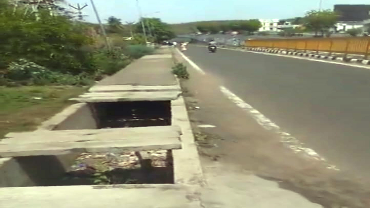 சர்வீஸ் சாலையில் திறந்தநிலையில் கழிவுநீர் கால்வாய்…