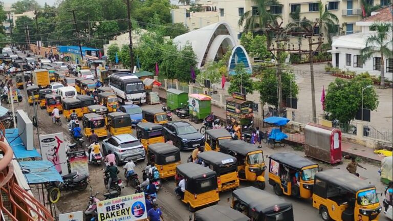 பள்ளி நேரத்தில் பைபாஸ் சாலையில் போக்குவரத்து நெரிசல்