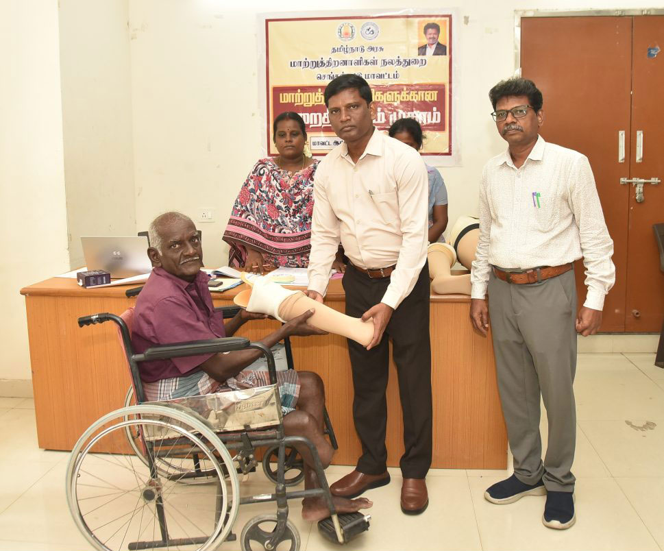 மக்கள் குறைதீர் முகாம்:  மாற்றுத்திறனாளிகளுக்கு நலத்திட்ட உதவிகள்