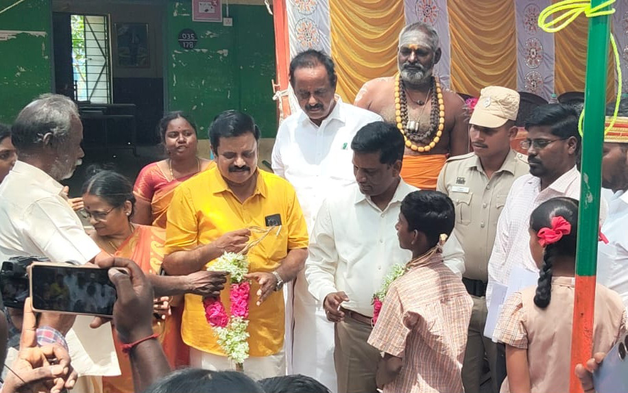 சிறுதாமூர்: பள்ளி வளர்ச்சிக்கு உதவிய முன்னாள் மாணவர்