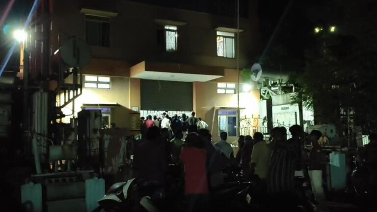 MLA-க்காக காத்திருக்க முடியாது.... கரண்ட் உடனே வேணும்.... இரவில் போராட்டம்